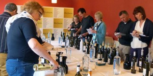 Un momento de la cata de 61 marcas de 33 bodegas de la D.O. Rías Baixas en la sede del Consejo Regulador