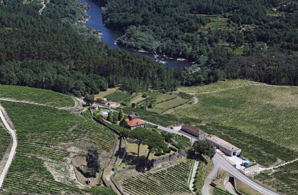 Vista aérea de Bodegas Marqués de Vizhoja, ubicada en la subzona de Condado do Tea de la Denominación de Origen Rías Baixas